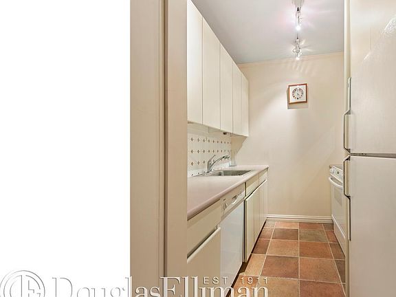 4th image of 240 E 47th St APT 20B