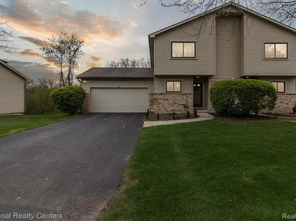 4921 Rivercrest Dr, Waterford, MI 48328