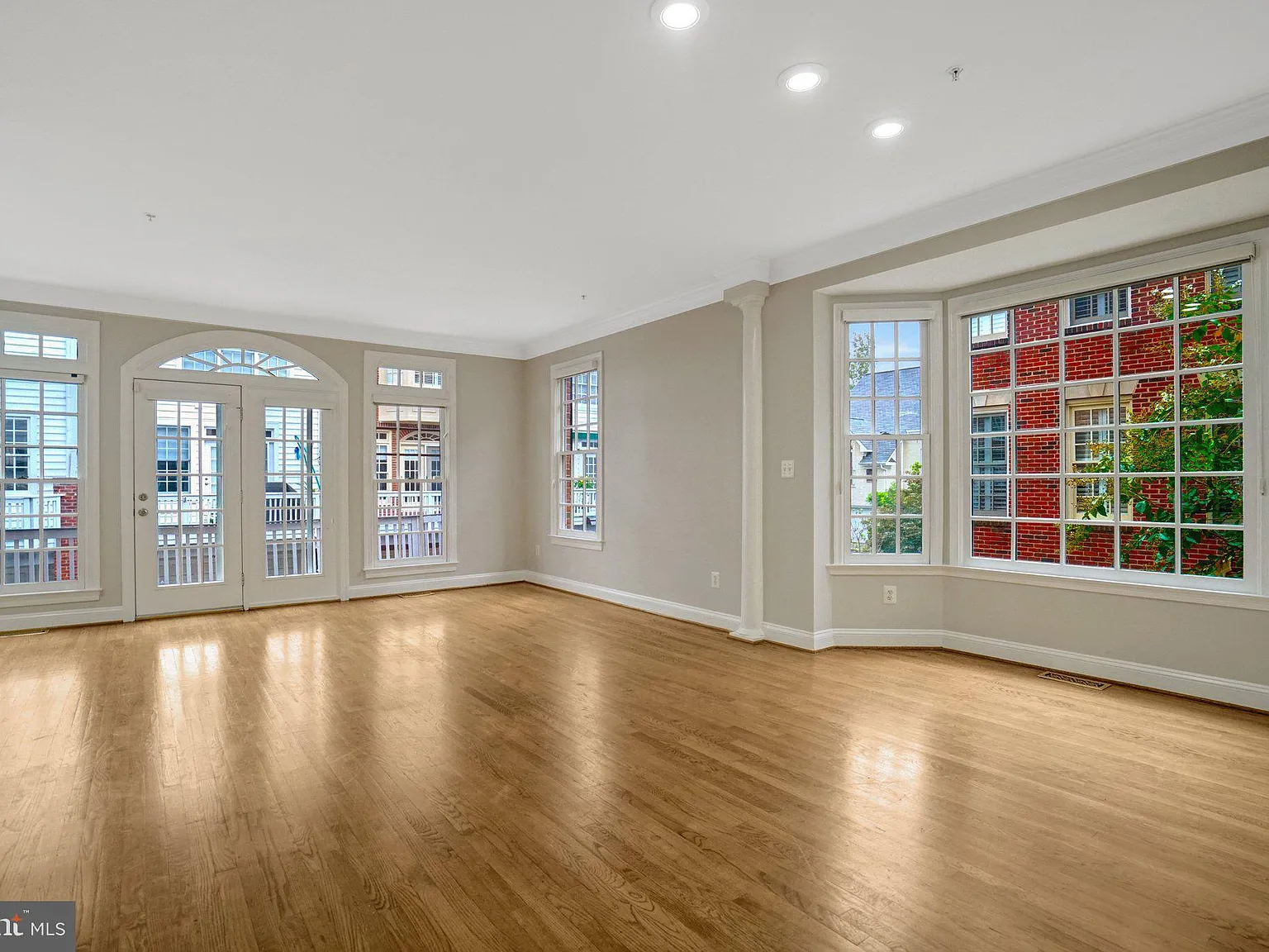 3 bed, 3.5 bath, 2315 sqft, $6,300 — Photo 3