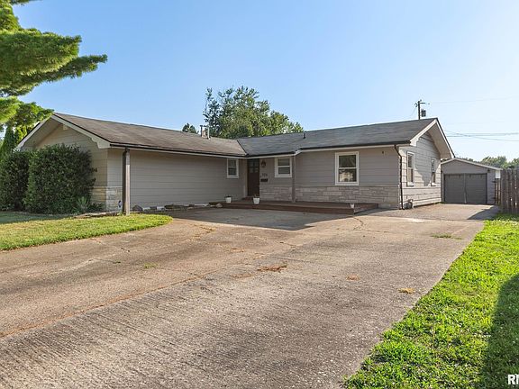 3rd image of 904 Cedar Ln