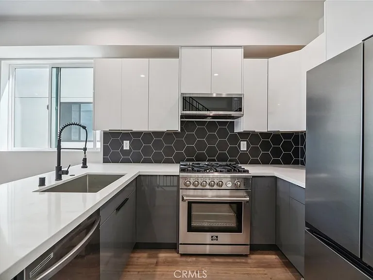 10719 Addison St — Photo 45
