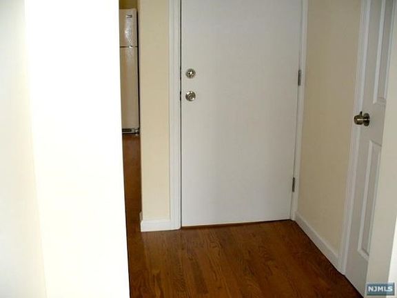 4th image of 340 Broad Ave Ste 1