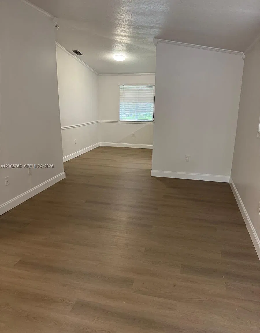 Venetia Gardens Condo — Photo 4