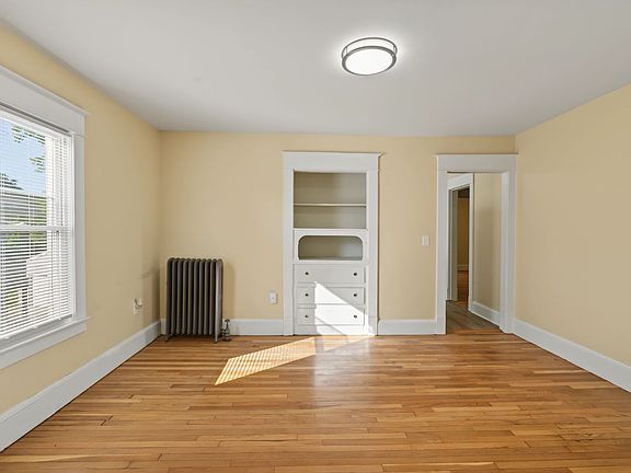 4th image of 214-216 Oak Grove Ave