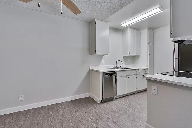 3 bed, 1050 sqft, $3,279 — Photo 3