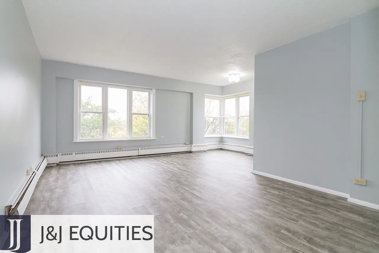 7333 Ridge — Photo 1