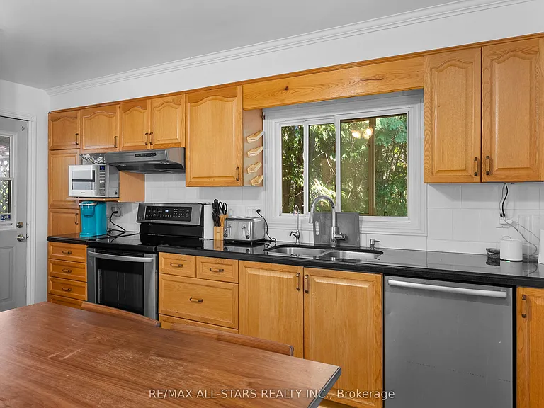 242 Francis St E — Photo 12