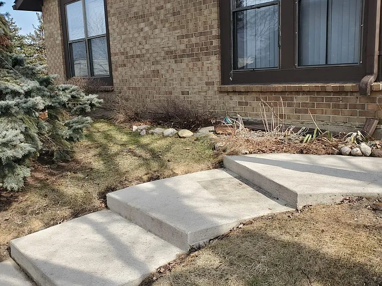 2721 Roundtree Dr — Photo 2