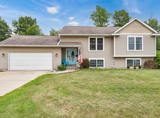 2206 Applegate Dr NW, Grand Rapids, MI