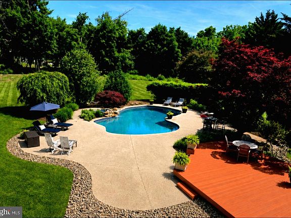 2nd image of 31 Barrington Ln