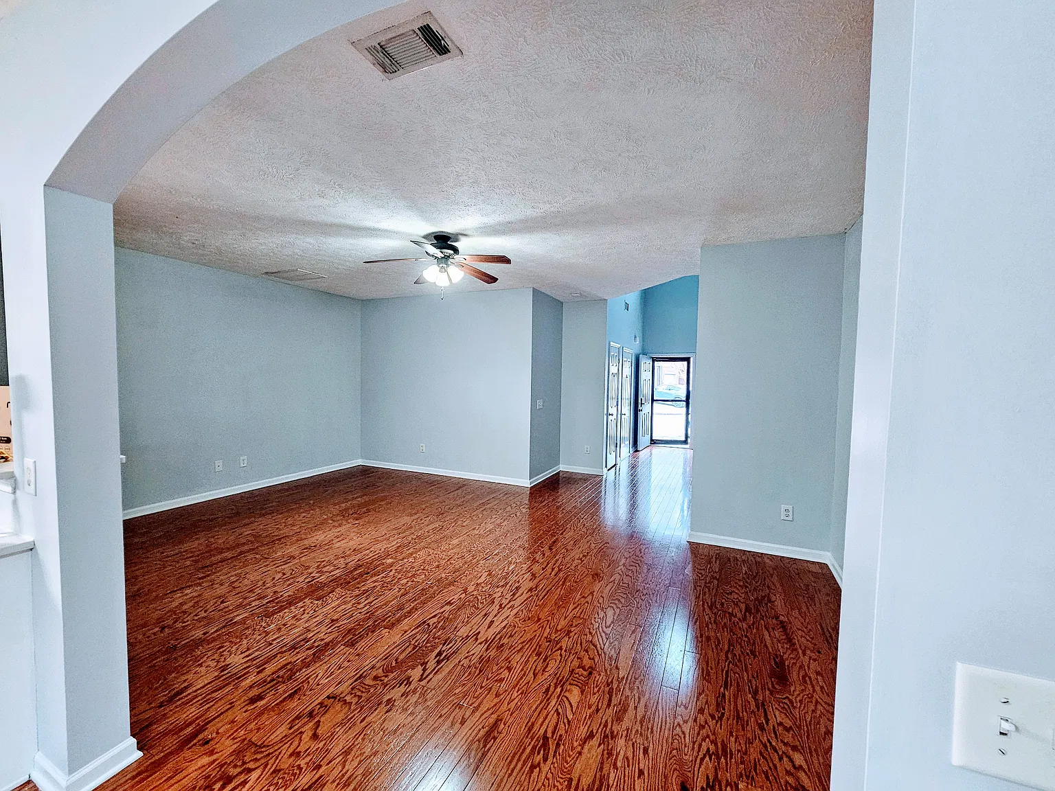 3 bed, 2.5 bath, 1576 sqft, $2,140 — Photo 3