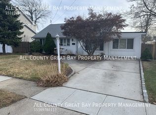 3 Vernon St, Plainview, NY 11803