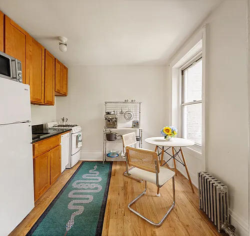311 E 9th St #2R Photo 1
