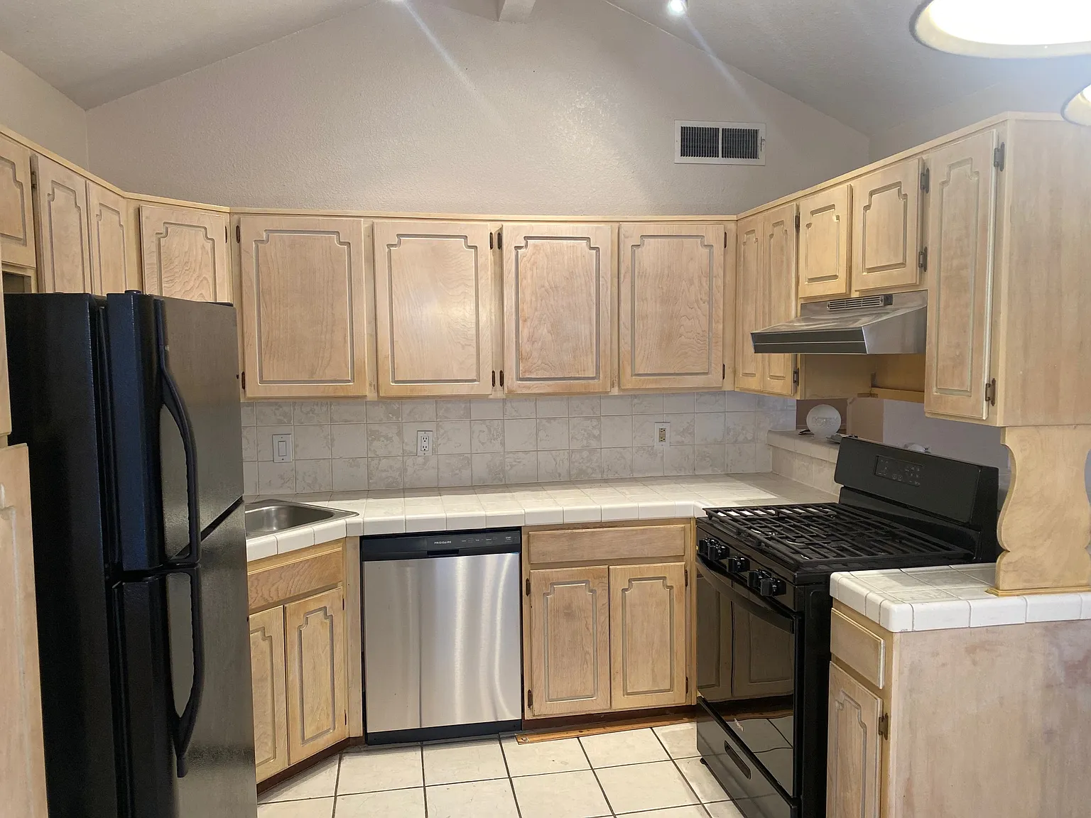 3 bed, 2.5 bath, 1920 sqft, $1,700 — Photo 4