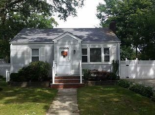 9 Oakleigh St, Patchogue, NY 11772