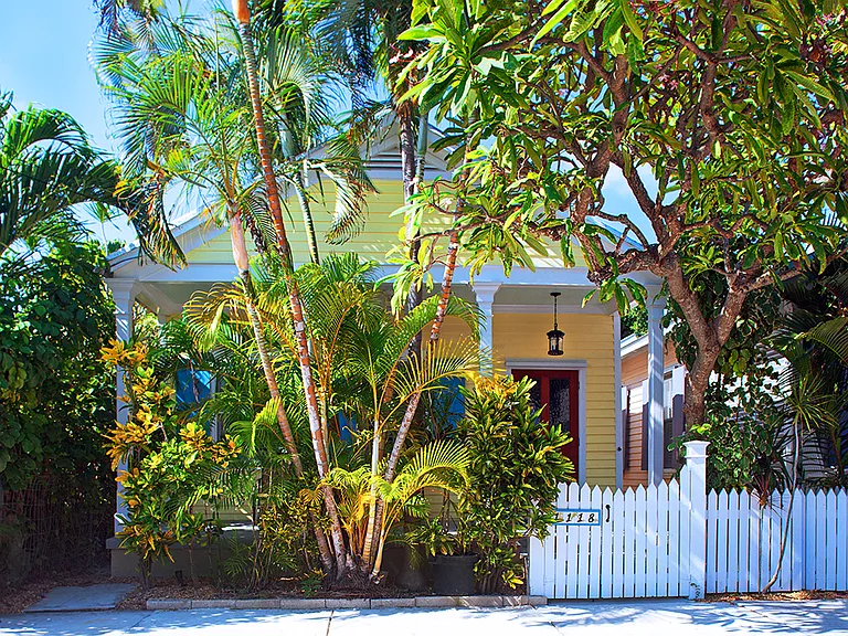 1118 Varela St — Photo 2