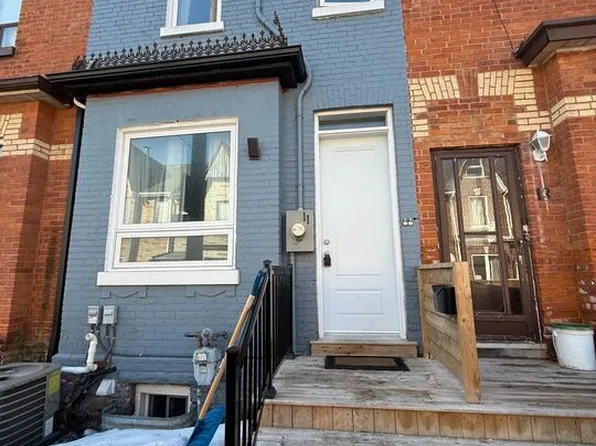 11 Baden St, Toronto, ON M6J 1Z3