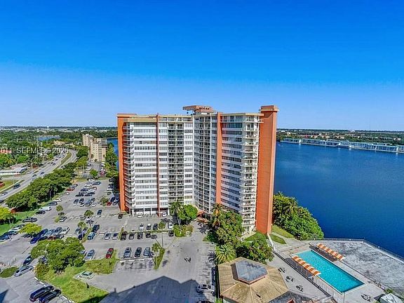 5th image of 1351 NE Miami Gardens Dr #Penthouse 3e