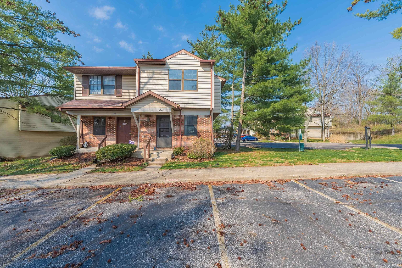 586 E Graham Pl photo 1
