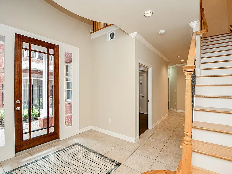 718 Roy St — Photo 3