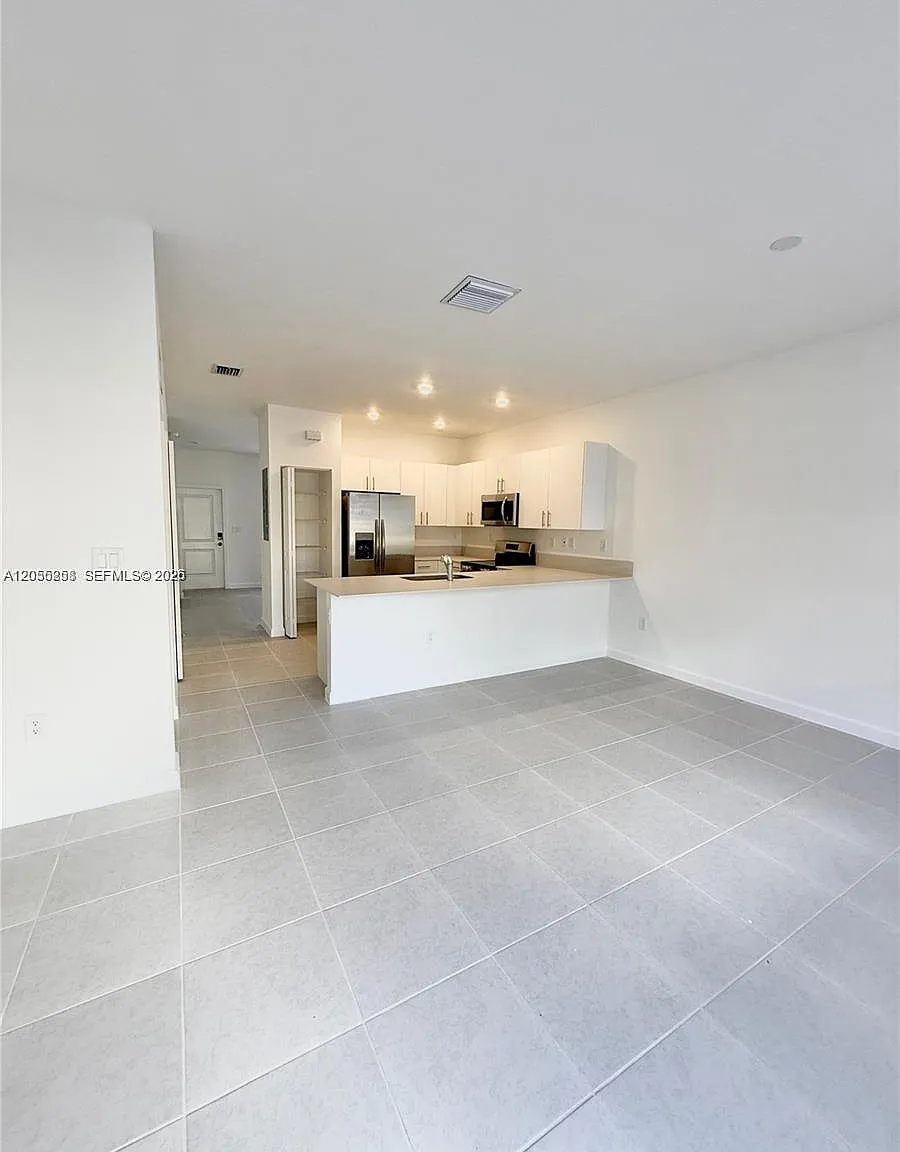 3 bed, 2.5 bath, 1393 sqft, $2,500 — Photo 4