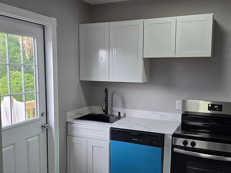 202 Luella Ct — Photo 10