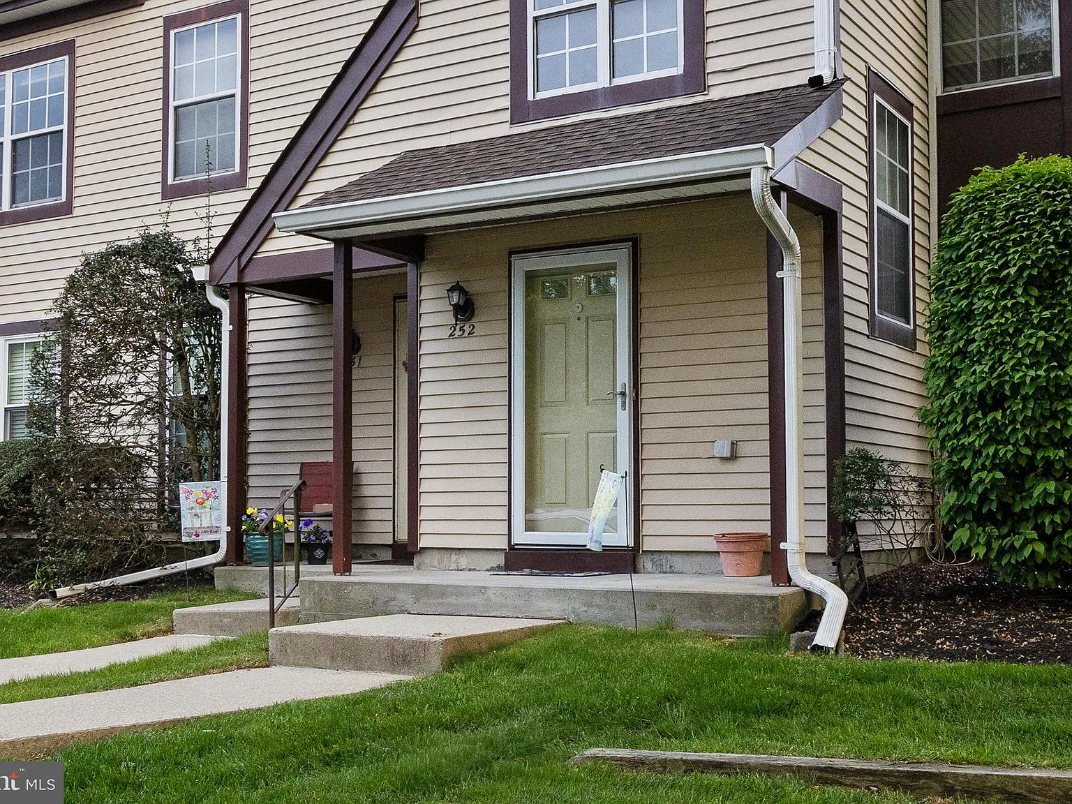 2 bed, 1.0 bath, 1080 sqft, $2,400 — Photo 2