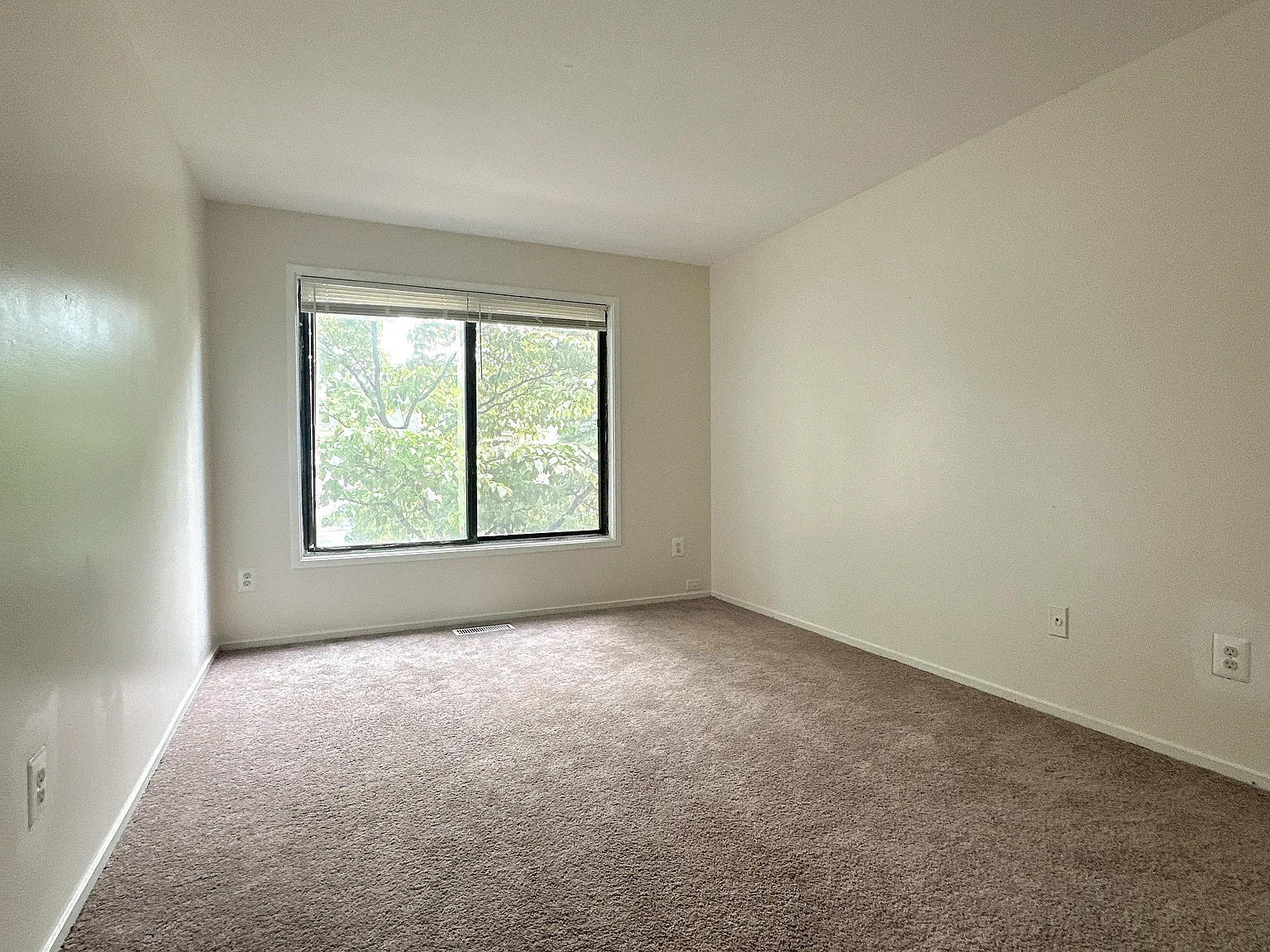 3 bed, 2.5 bath, 1083 sqft, $2,380 — Photo 4