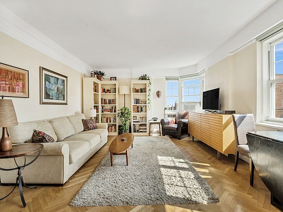3rd image of 160 Cabrini Blvd APT 113
