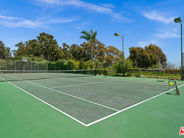 7160 Dume Dr — Photo 27