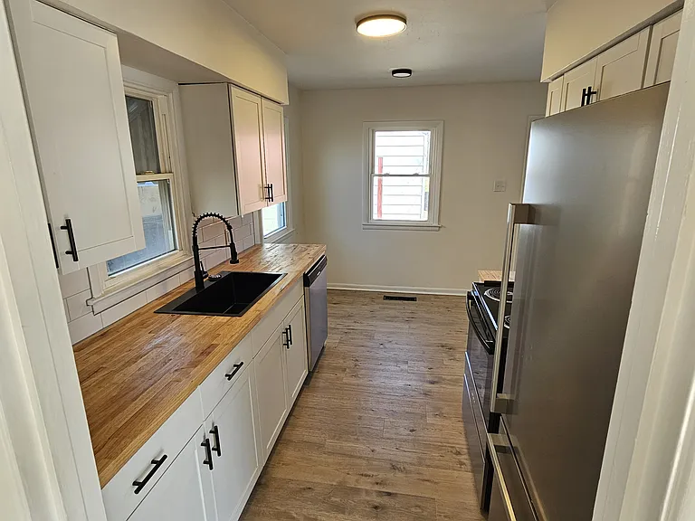 2108 N Hadley Rd — Photo 2