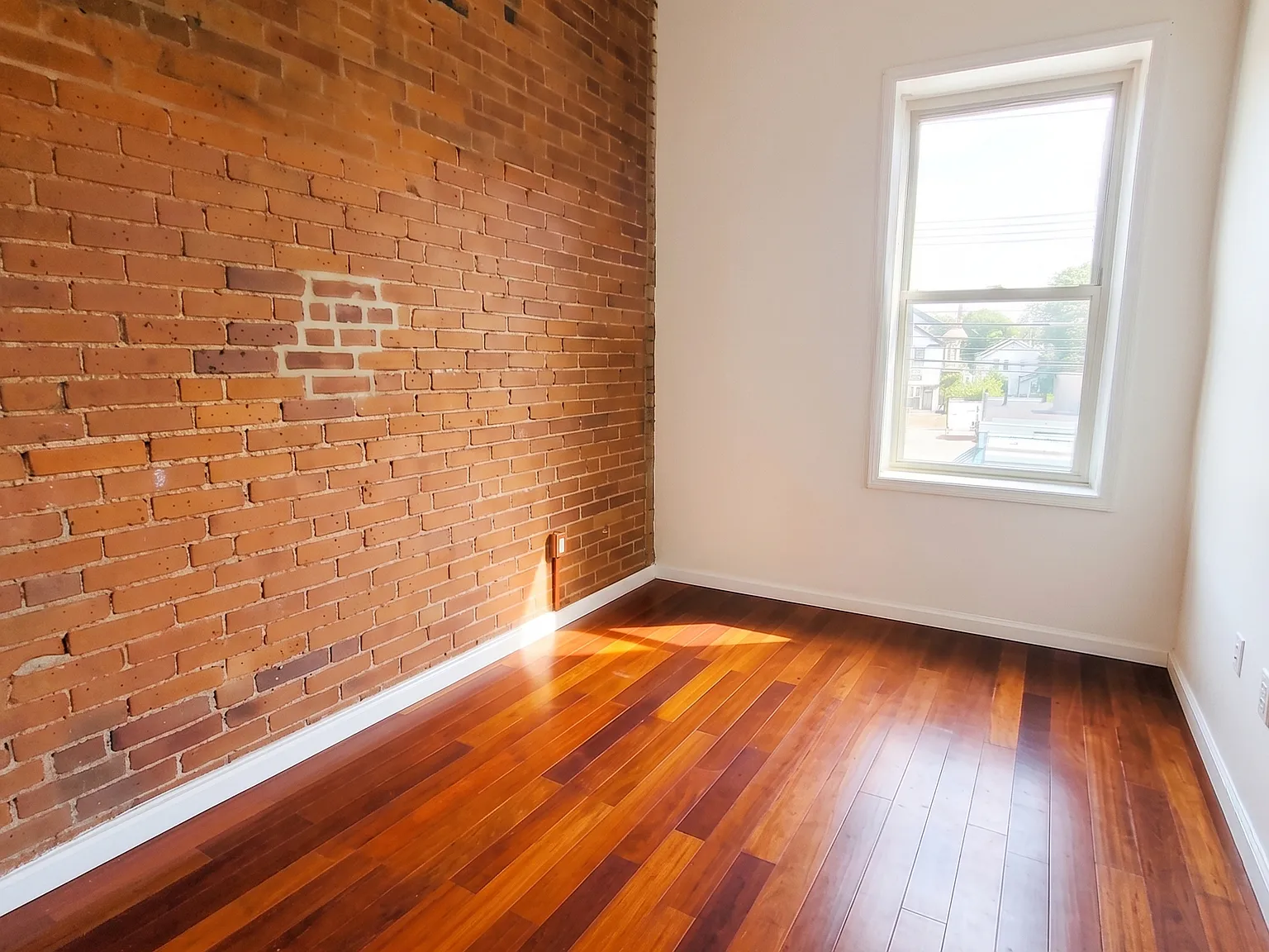 2 bed, 950 sqft, $2,016 — Photo 2
