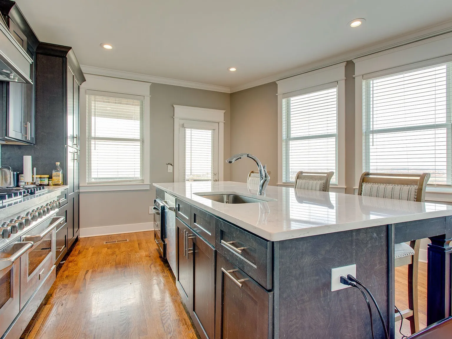 3 bed, 2.5 bath, 2896 sqft, $3,200 — Photo 4