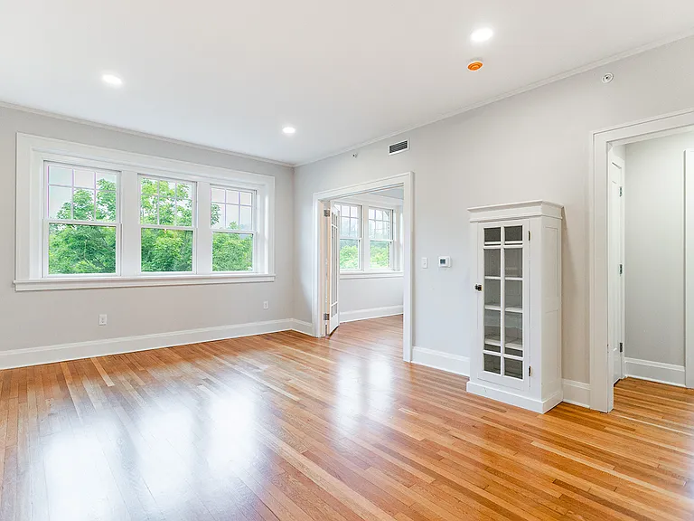 215 E Chestnut St #402 — Photo 12
