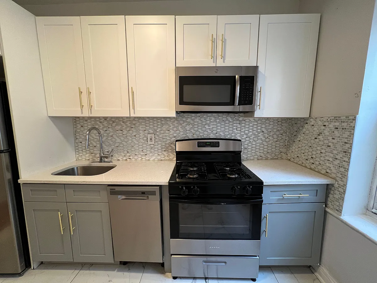 Building Photo - 8 Gifford Ave #24E
