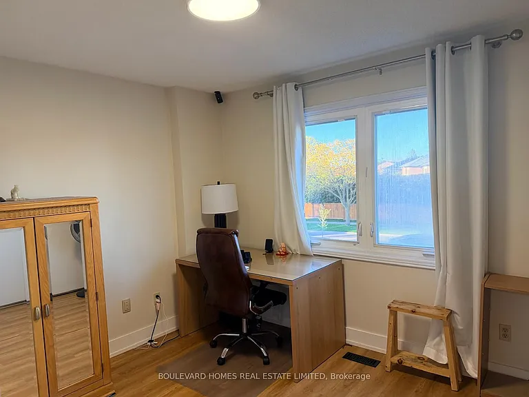 209 Bassett Blvd — Photo 17