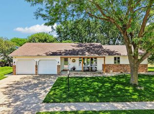 1102 S Holiday Dr, Waunakee, WI 53597