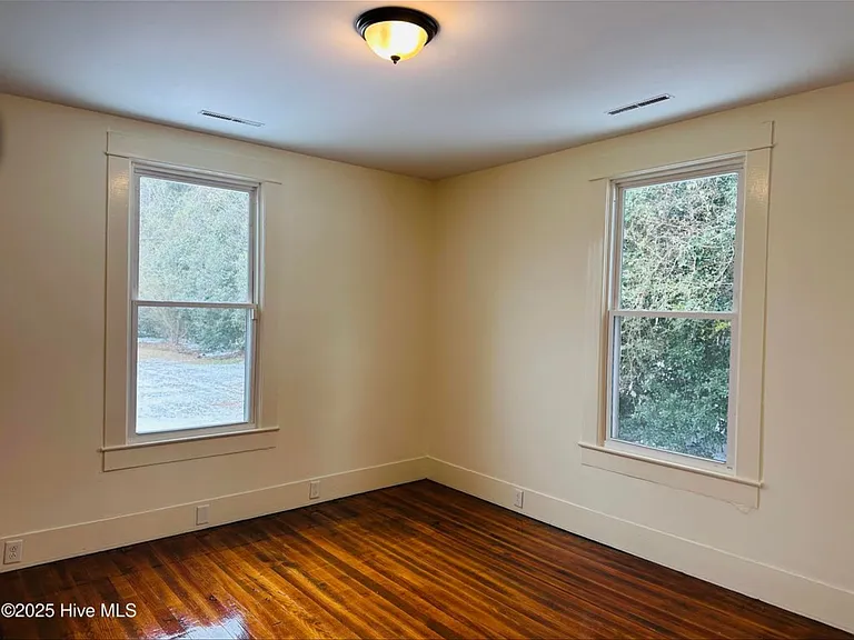 113 E North St — Photo 14