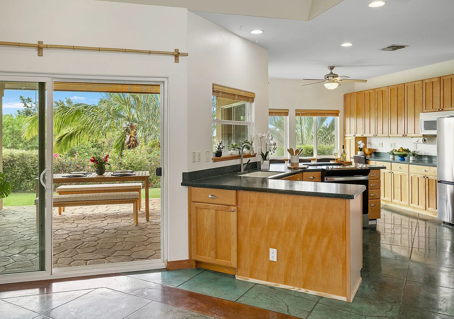 2BR/2BA Furnished Cottage in Launiupoko, Maui 68 Awaiku St, Unit B, Lahaina — Photo 2