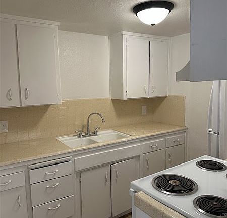 5th image of 1743 Lucerne Ave