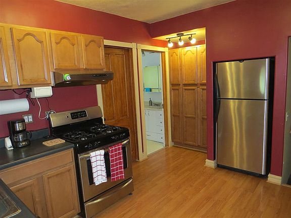 3rd image of 913 S 8th St