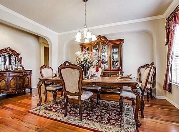 4th image of 914 Surrey Dr