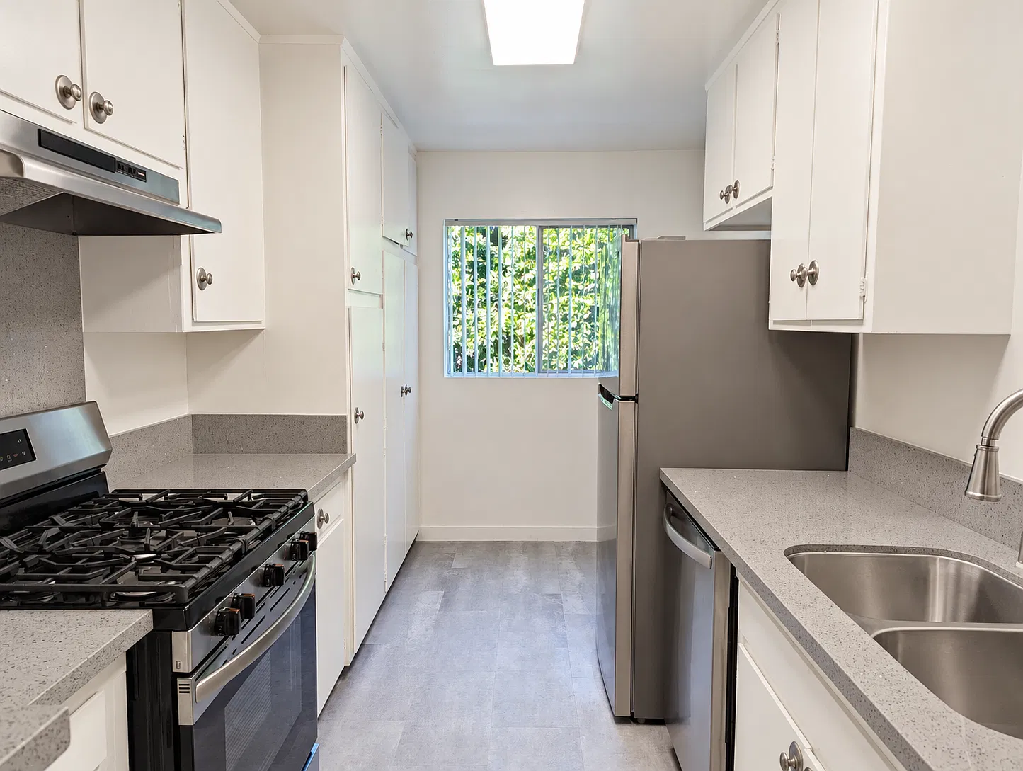 135 N Hayworth Ave — Photo 2