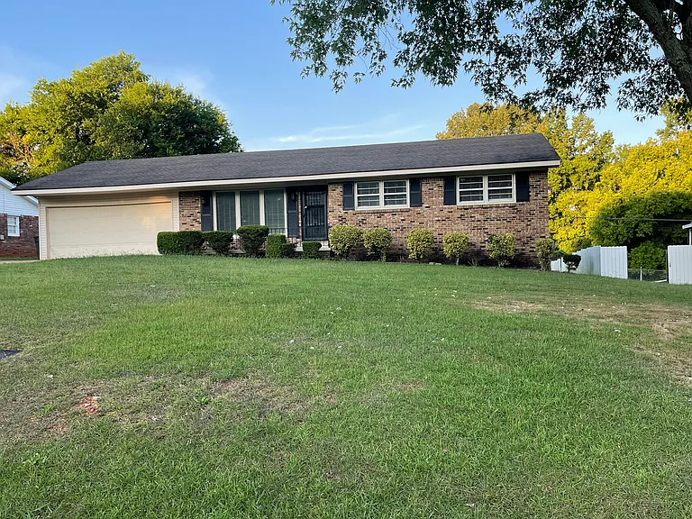 421 E Lakeside Dr — Photo 2