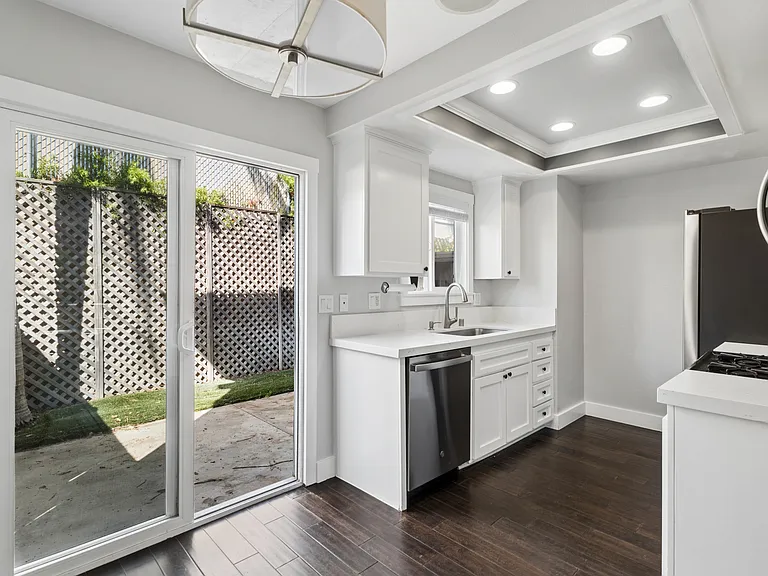 2550 Elden Ave #B — Photo 7