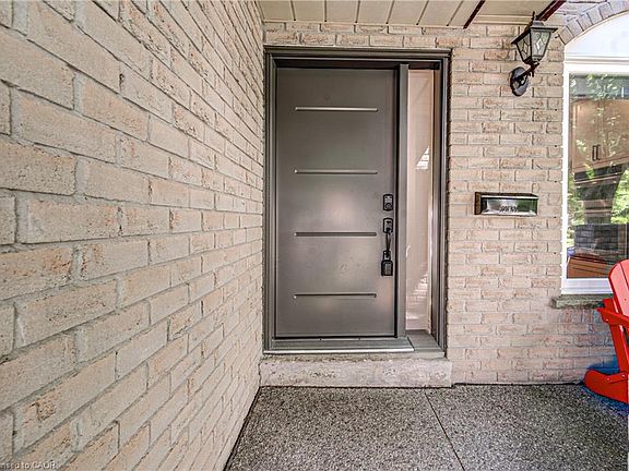4th image of 577 Hawthorne Cres