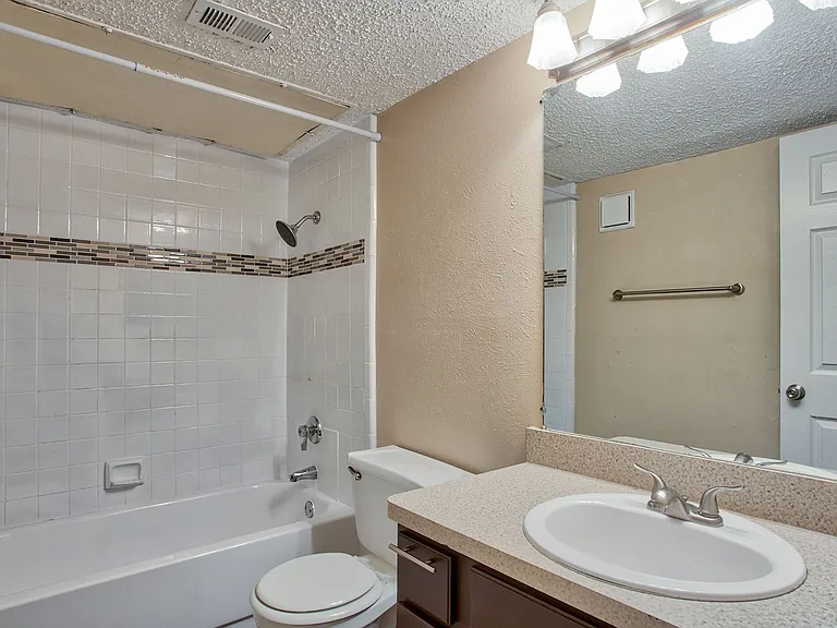 Highlands Creek Apartments — Photo 9