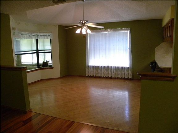 5th image of 254 Rebecca Dr