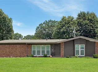 11826 Hidden Lake Dr, Saint Louis, MO 63138
