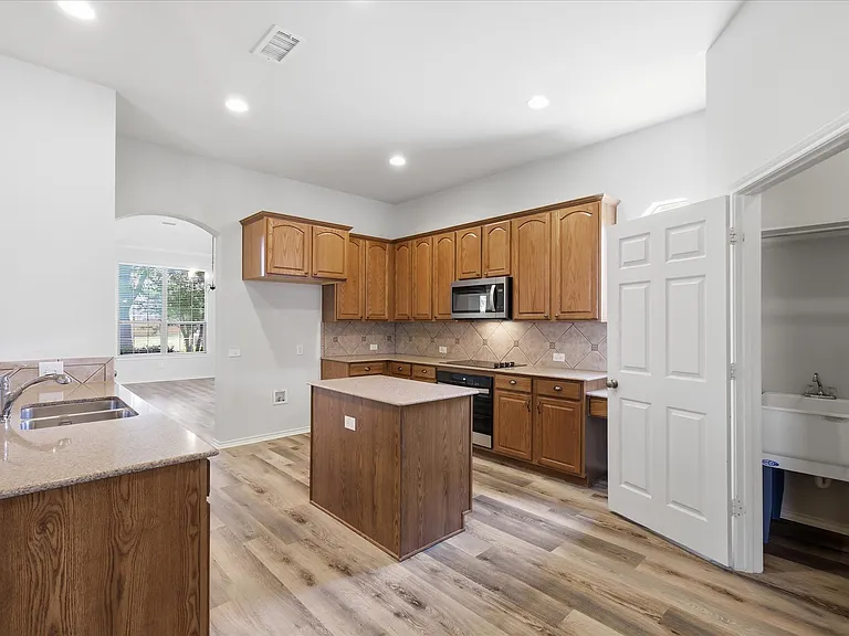 8401 Shakespeare Ln — Photo 5